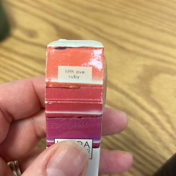 NIB Laura Geller Iconic Baked Sculpting Lipstick 💄 in “Fifth Ave. Ruby” 💋👄 - Picture 3 of 7